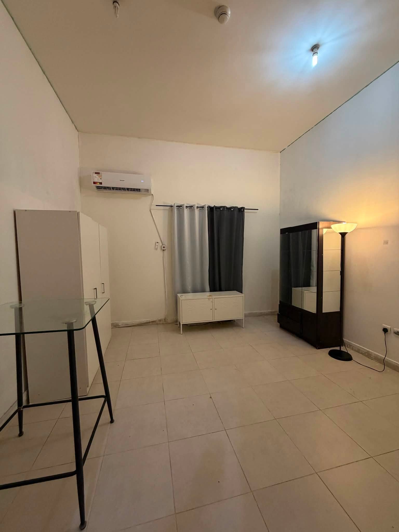 1 Big concrete room with own AC in Al Sadd - Photo 1